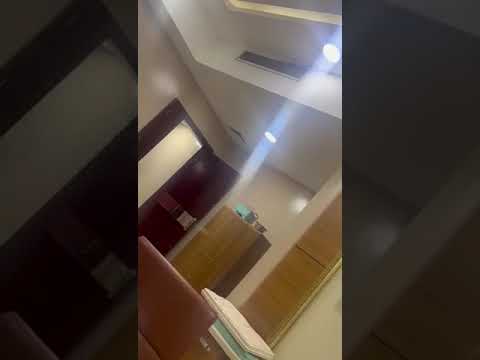 شاهد عمر البشير يتجول بمستشفى علياء بالسلاح الطبي ويتفقد المرضى