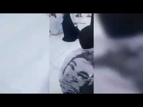 مواطن يطبع صورة الشهيدة ست النفور على الإحرام ويؤدي العمرة